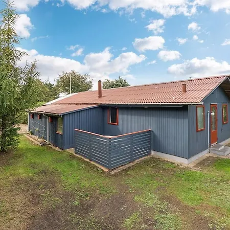 Three-bedroom Holiday In בית נופש